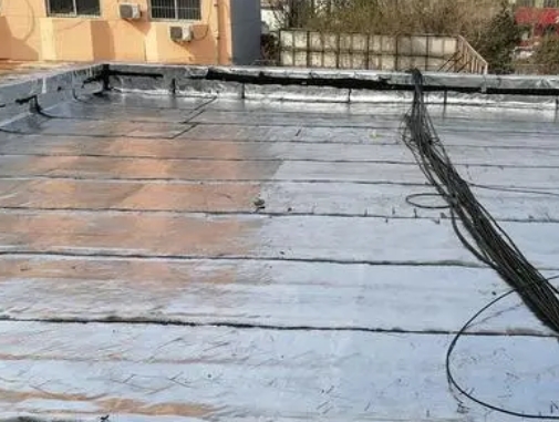 右玉卫生间漏水维修公司分享下右玉屋面楼顶防水刚性防水层施工要点。